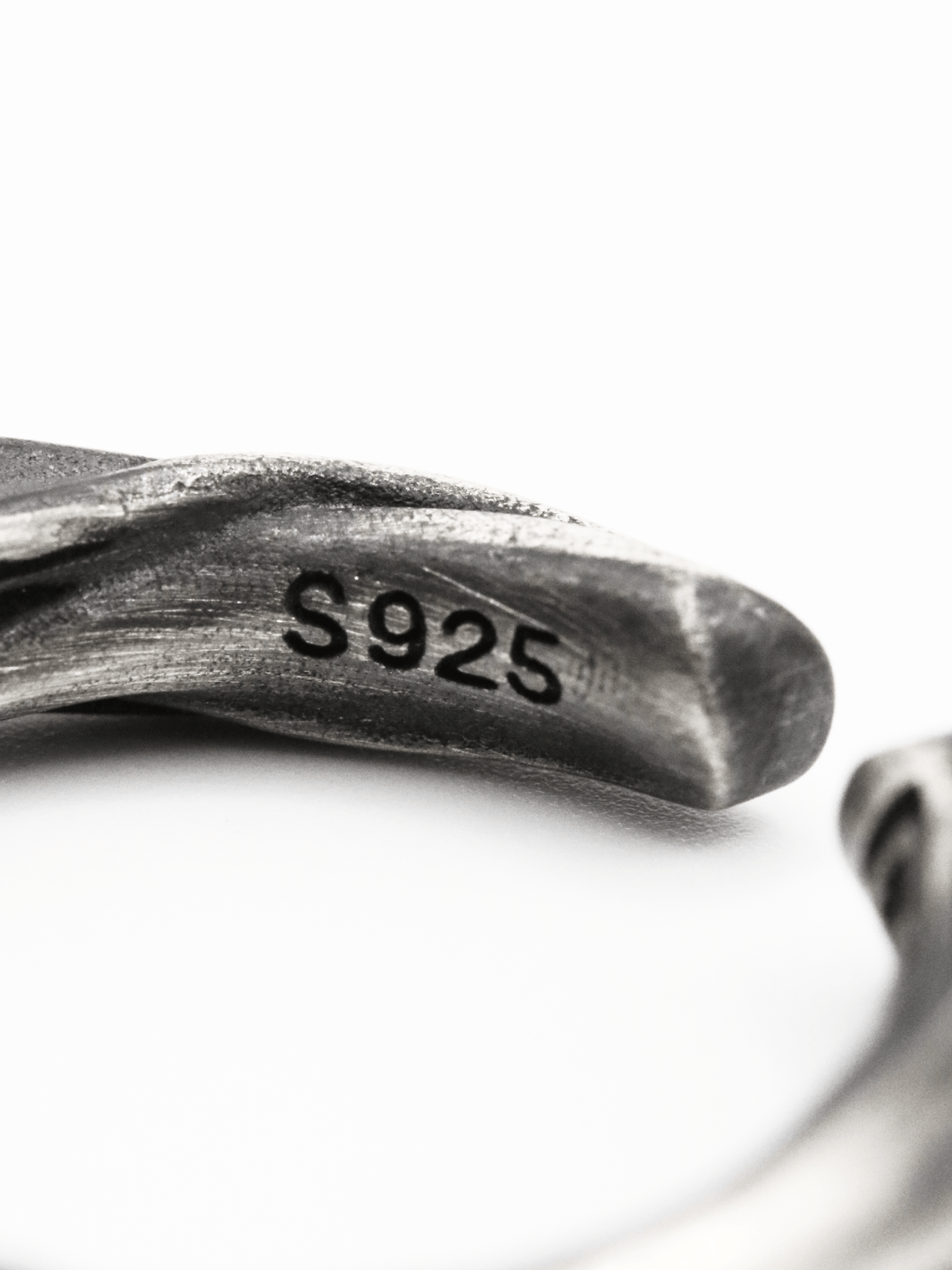 LEEWARD · Ring